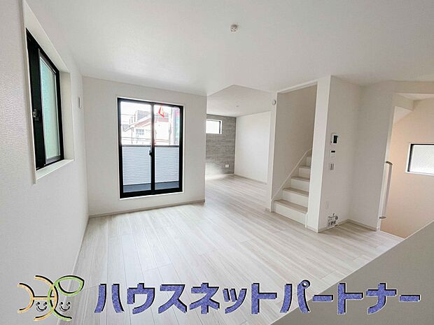 リビングは、食事スペースと寛げる場所設けてもまだ余裕の広さ。明るい光が照らしてくれます。