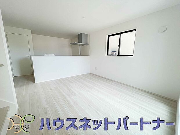 明るく開放的なダイニング。家族とのコミュニケーションが取りやすく、みんなの笑顔が溢れます