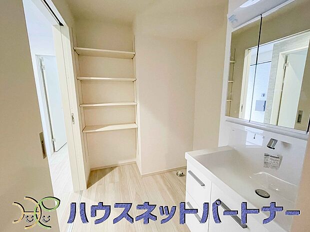 タオルやリネンを収納するリネン庫はすっきりおしゃれに収納したいと誰もが思うこと。そう・・・理想はホテルのリネン庫といったところでしょうか。