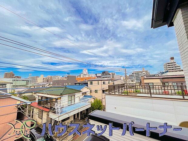 周辺は高い建物が無く、解放感が感じられます。