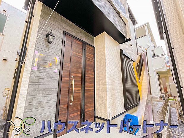 玄関の扉を開けるとそこは家族の待つお家。笑い声が聞こえてきそう。