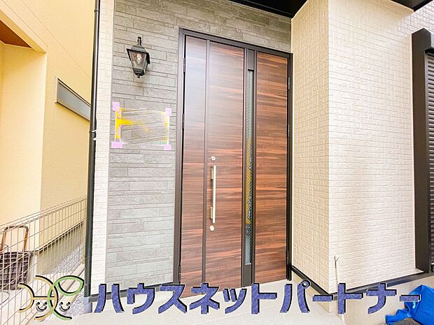 玄関前に季節のお花を置いて可愛く演出してみてはいかがですか。来客が憧れる玄関造りを楽しんで下さい。