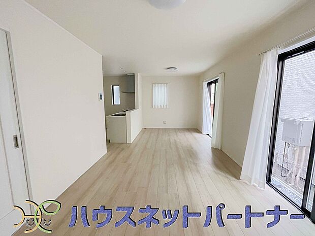 整然とした空間演出、快適な理想の暮らしの実現は家のみの拘りではなく、そこで暮らす方々にとって素敵な環境であることも挙げられると思います。四季折々の変化が奏でる鼓動を楽しんで下さい。