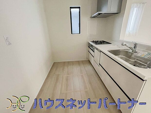 カウンターキッチンは広くて収納力もあるので、快適に料理をすることができます。食器や炊事用具を手の届くところに配置しやすいため調理もスピーディーです。