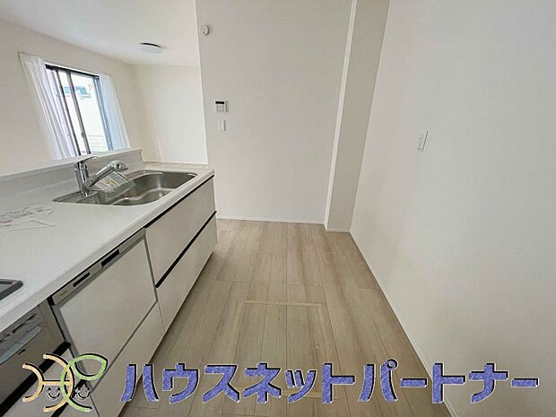 明るい自然光が入る作業スペースを多くとったキッチン採用。夫婦揃ってキッチンに立っても調理がしやすく、家事をしながら会話も弾みます。食器類もすっきりと片付く収納力。