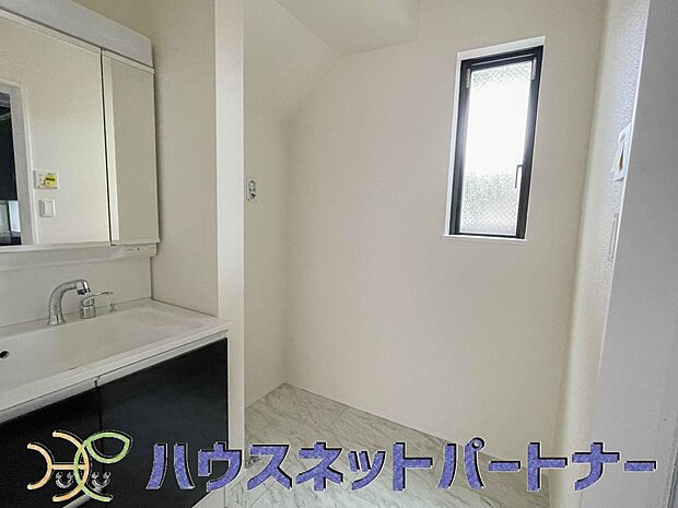 大きく見やすい三面鏡で清潔感ある洗面台は、身だしなみチェックや肌のお手入れに最適です。何かと物が増える場所だからこそ、スッキリと見映えの良い空間に拵えました。