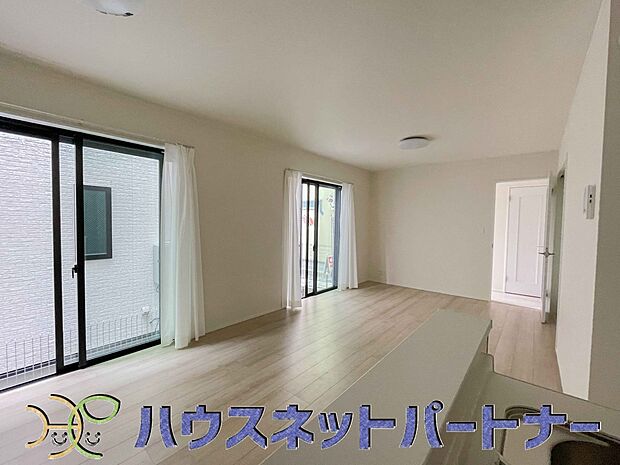 リビングは、食事スペースと寛げる場所設けてもまだ余裕の広さ。明るい光が照らしてくれます。