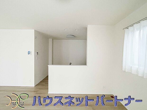 忙しい朝でも家族揃って食事をして頂ける、ゆとりある大きさのダイニングスペース。奥様の手料理をカウンター越しに受けとって頂き、テーブルで囲む素敵な時間を存分にお愉しみ下さい。