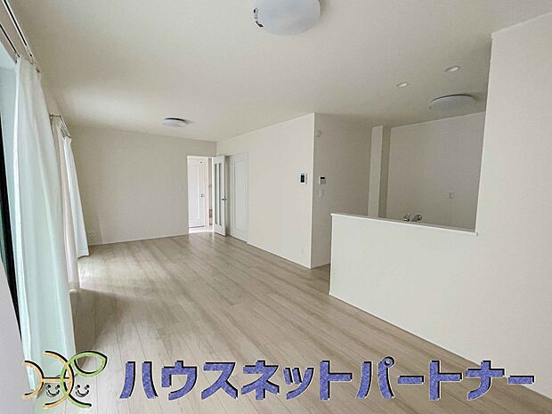 リビングは、食事スペースと寛げる場所設けてもまだ余裕の広さ。明るい光が照らしてくれます。