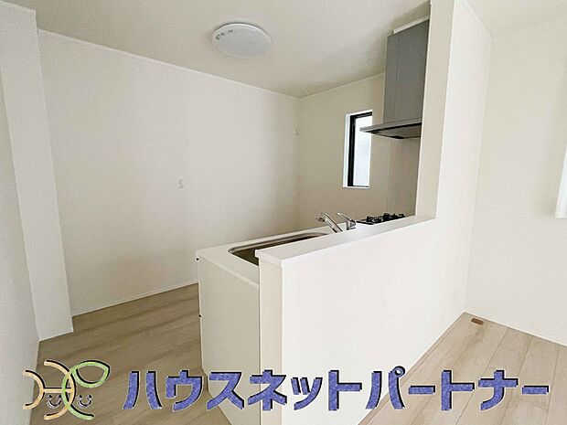 キッチン吊戸棚を無くす事によって、コミュニケーションを重視した設計に致しました。区画によって変わる一体感を、実際にご覧になって頂けましたらと思います。