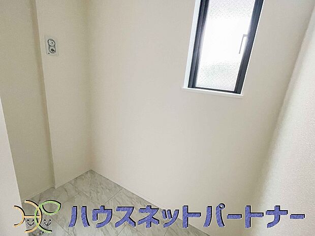 洗面室のある脱衣所は広々。脱いだお洋服をそのままお洗濯。