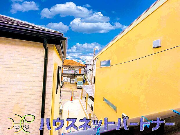 周辺は高い建物が無く、解放感が感じられます。