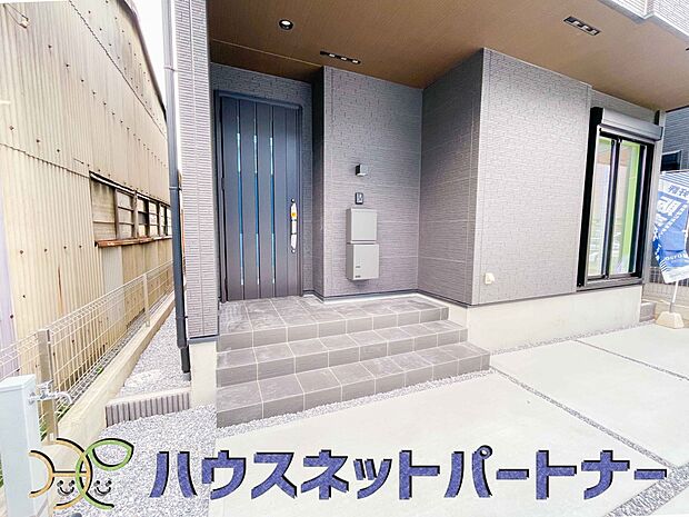 お客様も迎える玄関は高級感のある造りです。