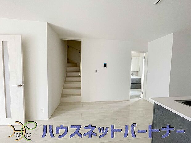 階を移動する際にリビングを通る、リビングイン階段。自然なかたちで家族が集まるため、お子様の個室が1階や3階にある場合でも、毎日の挨拶や会話が増えやすくなります。