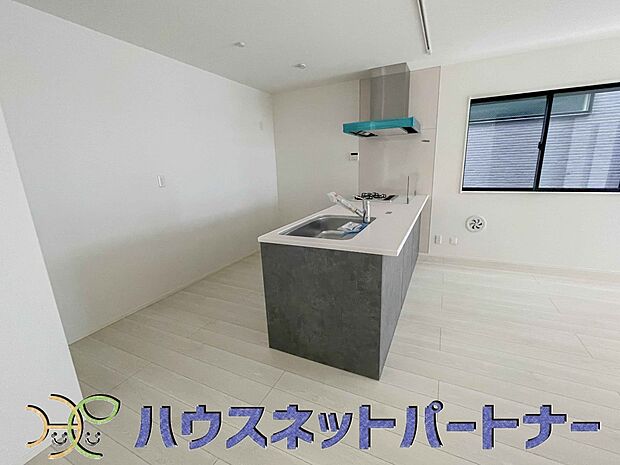 カウンターキッチンは広くて収納力もあるので、快適に料理をすることができます。食器や炊事用具を手の届くところに配置しやすいため調理もスピーディーです。