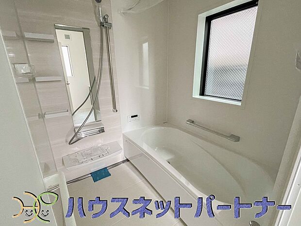 明るい作りの浴室は心も体もリフレッシュさせてくれます。窓もあるので湿気を外へ逃がすことも出来ます。
