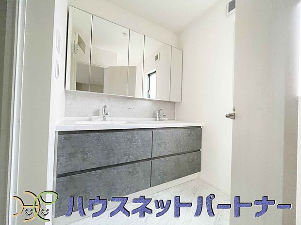 十分な大きさの洗面台は、身だしなみチェックや歯磨きなど、朝の慌ただしい時間でもホテルライクなスペースで余裕とゆとりを感じて頂けます。