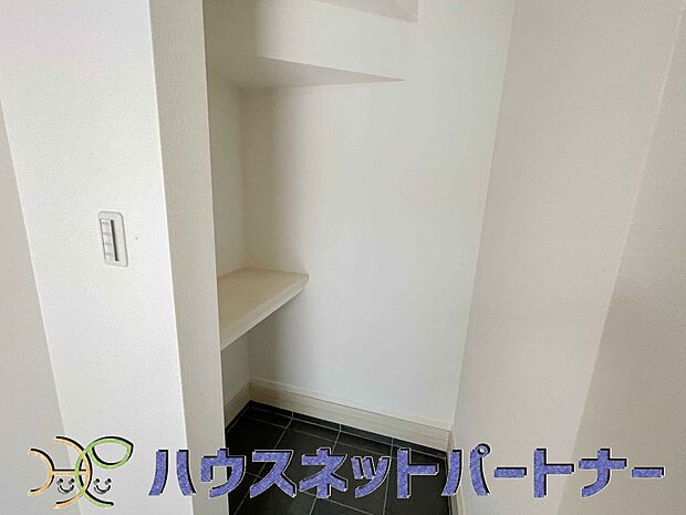 階段下は工夫された収納となっています。生活が少しでも快適に過ごせる様に工夫された造りです。