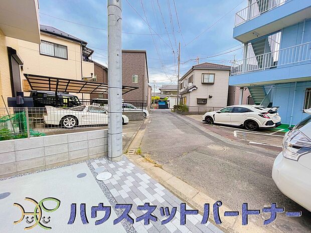 前面道路の日当たりの良い明るいお家。