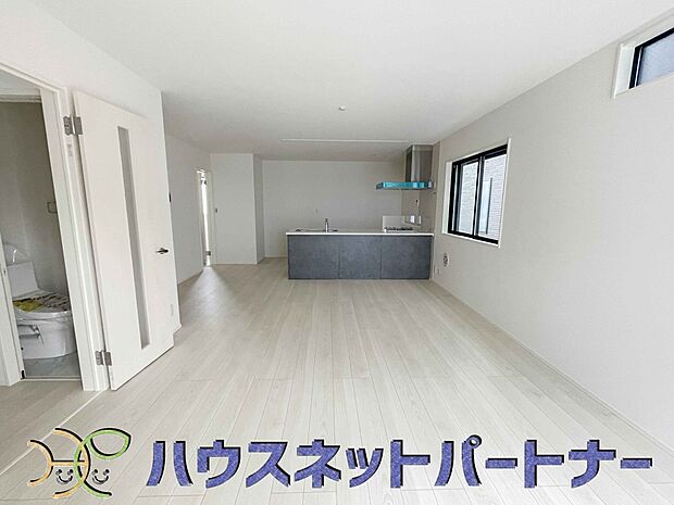 リビングは、食事スペースと寛げる場所設けてもまだ余裕の広さ。明るい光が照らしてくれます。