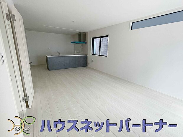 カウンターキッチンなら、リビングで遊ぶ子供の様子を見ながら料理ができるので安心です。料理を運んでもらったり、子供にお手伝いしてもらいやすいのもいいですね♪