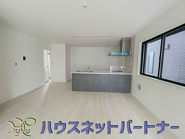 キッチンカウンターがあると配膳が楽なことがメリットの一つ。後片付けをするときも、ダイニングテーブルからあまり動かずに流し台へ運ぶことができるので便利です♪