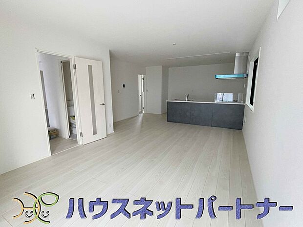 リビングは、食事スペースと寛げる場所設けてもまだ余裕の広さ。明るい光が照らしてくれます。