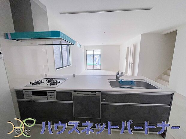 食洗機完備なので冬場の冷たい洗い物や忙しい主婦だからこそ食洗機をかけてる間に他の家事をこなすこともできちゃいますね。