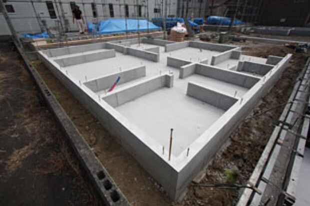 必要な養生期間を経て、型枠が撤去されます。これで基礎は完成となります。