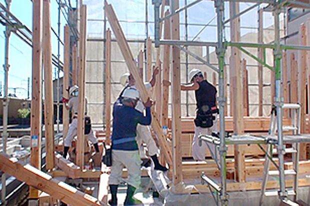 プレカット材を使用することで、工期の短縮やコストダウン、廃材の抑制などに繋がり、どの現場でも均一で正確な品質を保つことが出来るというメリットがあります。