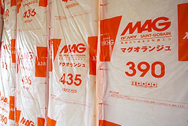 外壁工事と同時に、住宅の中では断熱材が充填されていきます。『快適な住まい』を実現する上で断熱材も大変重要な役割を果たします。