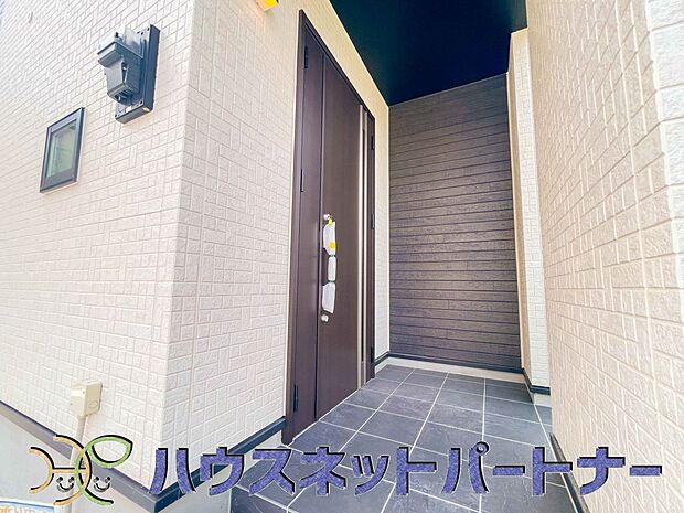 玄関前のちょっとしたスペースで、観葉植物やラックを置いて草花を飾り、ガーデニング感覚で楽しむとオシャレさを演出できて素敵な空間に仕上がります。