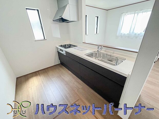 カウンターキッチンは広くて収納力もあるので、快適に料理をすることができます。食器や炊事用具を手の届くところに配置しやすいため調理もスピーディーです。