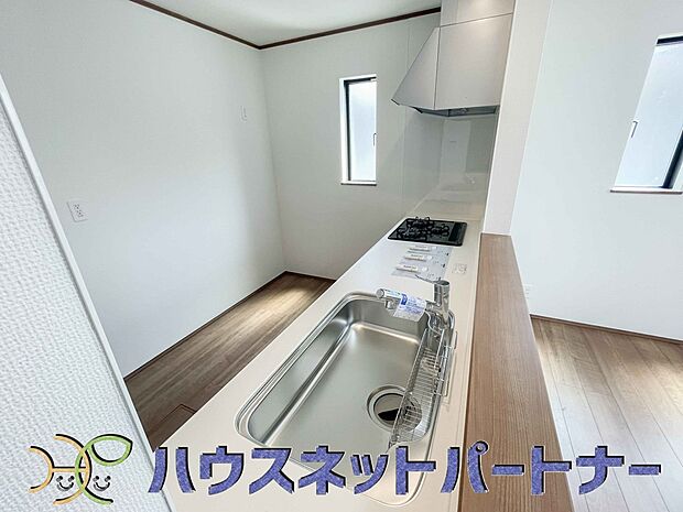 家族の様子を見ながらキッチンでお料理。一日の出来事を会話しながらの家事は嬉しいコミュニケーション。