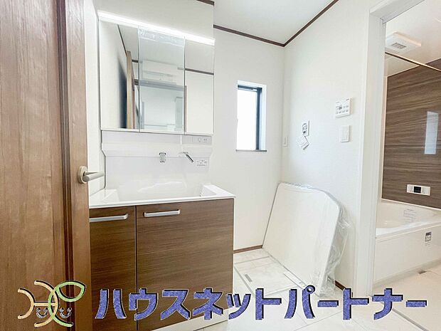 毎日使う洗濯機。しっかりと奥行きのある置き場が確保されています。