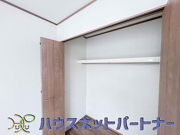 多くの人がお困りの住まいの収納。壁面クローゼットがあればタンスを置く必要がなく、出っ張りのないスッキリ空間を維持できます。限られたスペースを有効に活用できそう。