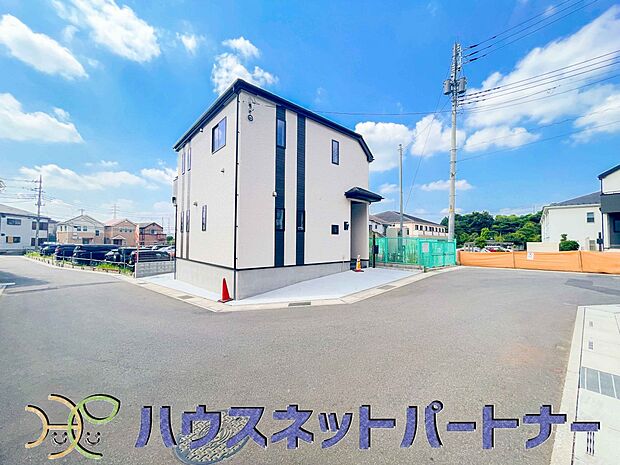 角地ならではの開放感。居住者の帰り、訪れる方を優しく迎える・安らぎに満ちた生活空間を予感させる。健やかな暮らしを楽しめそう。