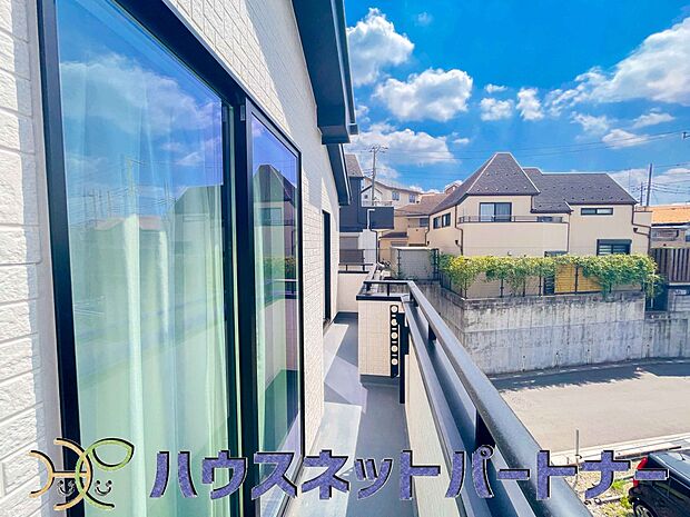 太陽の光が燦々と降り注ぐ広さのあるバルコニーで毎日のお洗濯も快適に。太陽は心を元気にしてくれますよね。