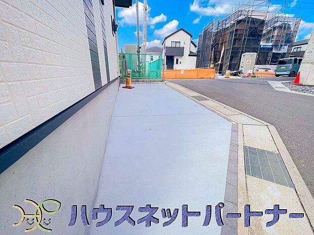 玄関横に駐車場なのでお買い物をした後は楽にお家へ。沢山お買物した時は助かりますね。