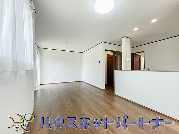 明るく開放的なダイニング。家族とのコミュニケーションが取りやすく、みんなの笑顔が溢れます