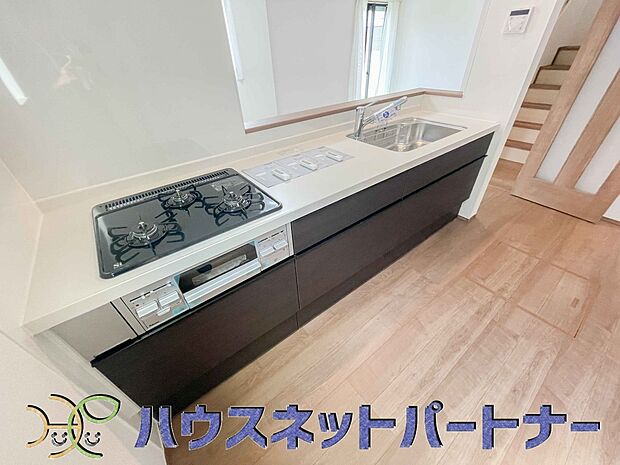 三口コンロで料理の幅を拡げてくれる使いやすいシステムキッチンを採用。洗い場も大きいので野菜や食器を洗ったりする際にも捗り、奥様の強い味方となってくれるはずです。