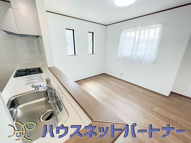 明るく開放的なオープンキッチン。家族とのコミュニケーションが取りやすく、みんなの笑顔が溢れます。