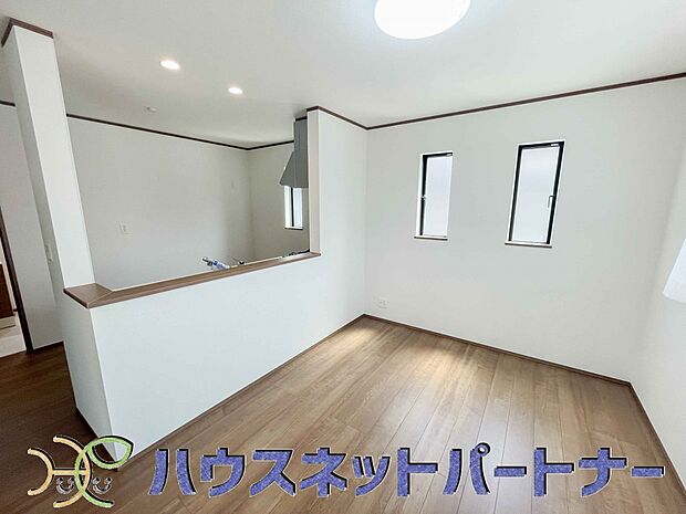 リビングは、食事スペースと寛げる場所設けてもまだ余裕の広さ。明るい光が照らしてくれます。