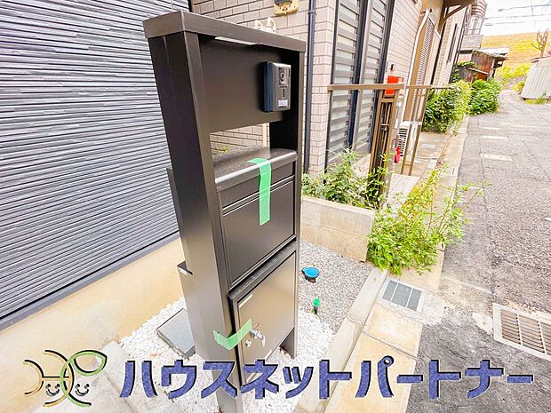 宅配ボックス。好きな時間にいつでも荷物を受取れるため、到着時間を気にして自宅で待機したり、再配達の連絡をする手間がかかりません。共働きなど不在が多い方、ネット通販の利用が多い方に大変便利。
