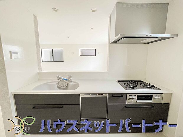ビルトイン食器洗乾燥機完備。家事のお手伝いをしてくれる奥様の味方です。食器を洗っている間にお掃除など、様々なシーンで家事の時短に役立つ食洗機。省スペースのビルトインタイプを採用致しました。