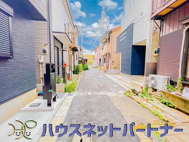前面道路の日当たりの良い明るいお家。