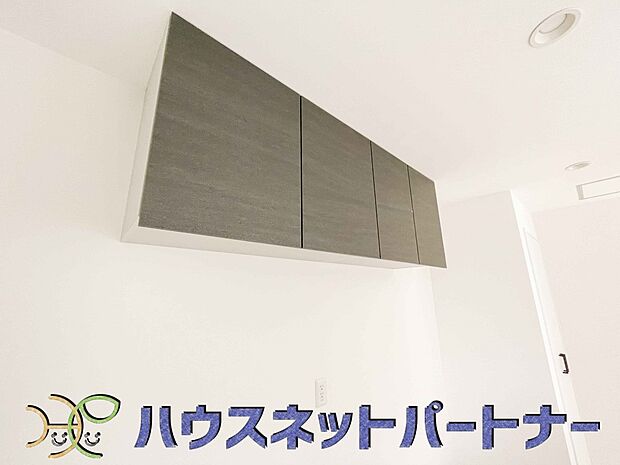 木目調のキッチンは落ち着いた雰囲気で収納もたくさん。嬉しい浄水器付です。汚れも目立ちません。