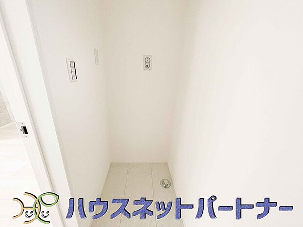 毎日使う洗濯機。しっかりと奥行きのある置き場が確保されています。