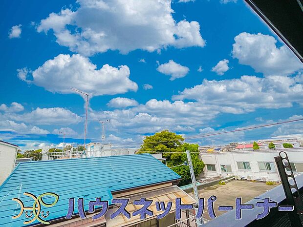 周辺は高い建物が無く、解放感が感じられます。