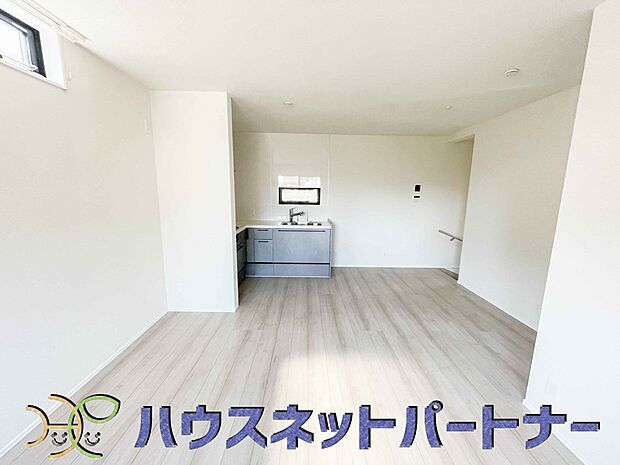 太陽の光が照らす明るいリビングは、開放感があり通風・採光に優れ、心地よい光と風が舞い込んできます。心休まるリビングは何よりも快適な時間を過ごせます。